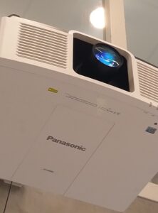 beamer wand installatie in aula van school